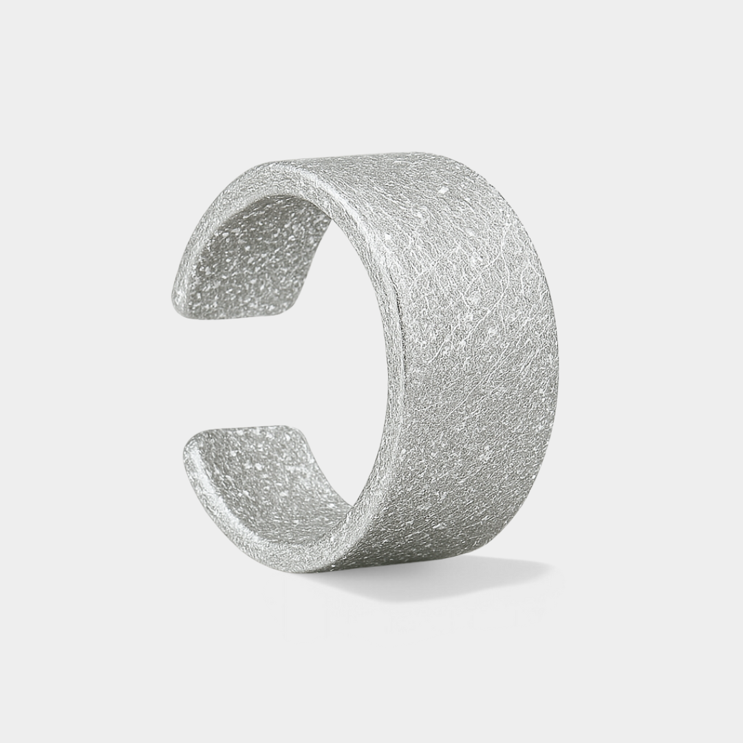 Earcuff Anicca gross aus recyceltem Silber in Nahaufnahme glitzer