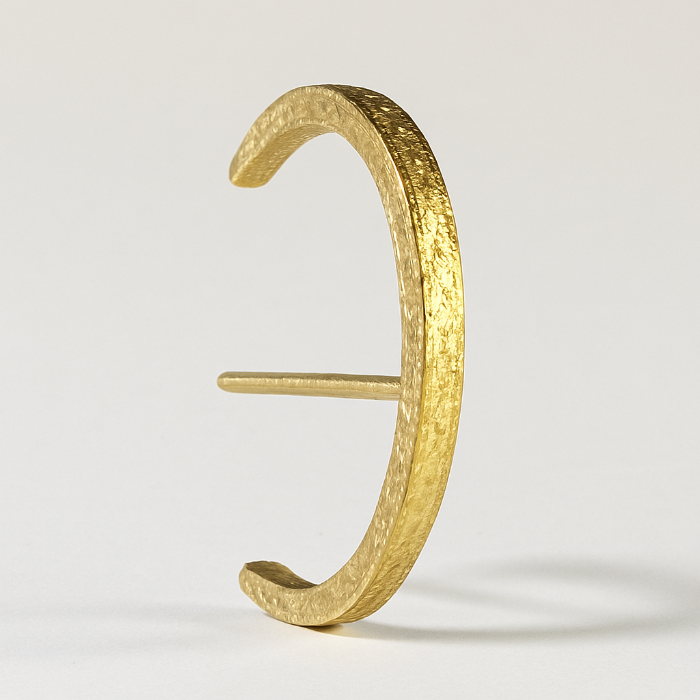 Ohrring Saga aus 14k Gold in Nahaufnahme glitzer