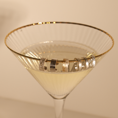 Alle Earcuff Varianten auf einem Bild an einem Cocktailglas