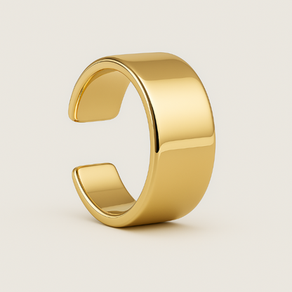 Earcuff aus 14k Gold in Nahaufnahme glaenzend