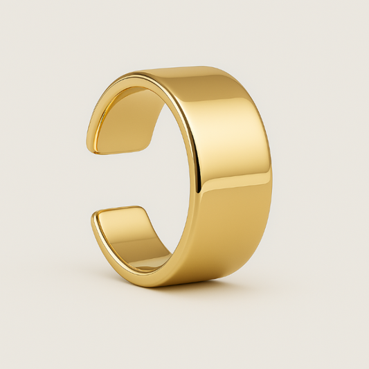 Earcuff aus 14k Gold in Nahaufnahme glaenzend