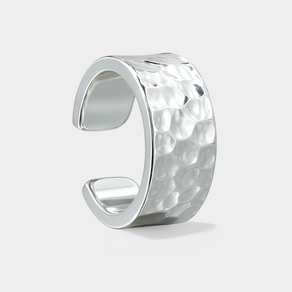 Earcuff Anicca gross aus recyceltem Silber in Nahaufnahme gehaemmert