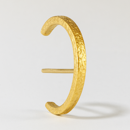 Ohrring Saga aus 14k Gold in Nahaufnahme gehaemmert