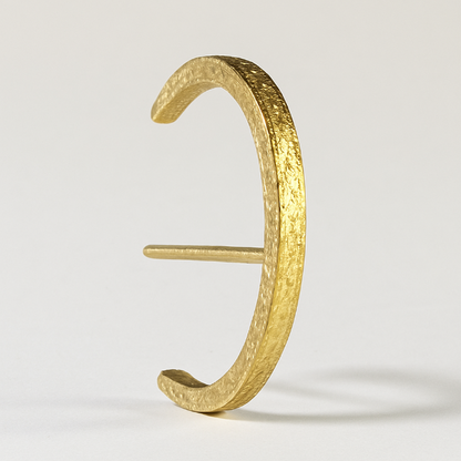 Ohrring Saga aus 14k Gold in Nahaufnahme glitzer