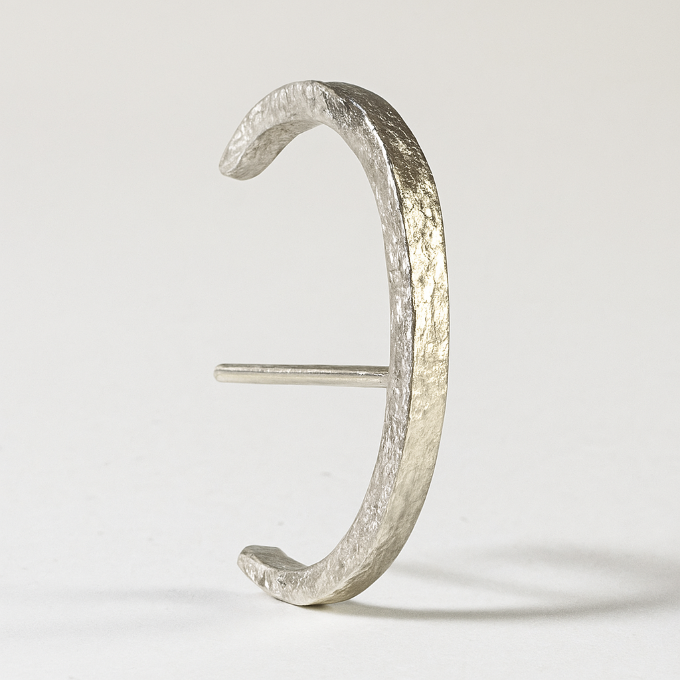 Ohrring Saga aus recyceltem Silber in Nahaufnahme glitzer