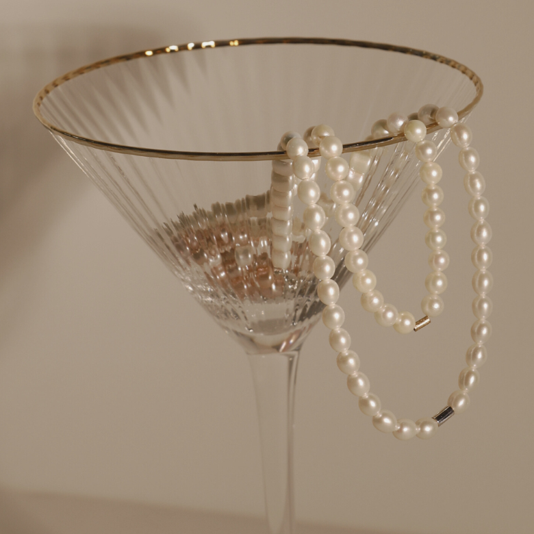 Perlenchocker Tanja weiss in einem Cocktailglas platziert