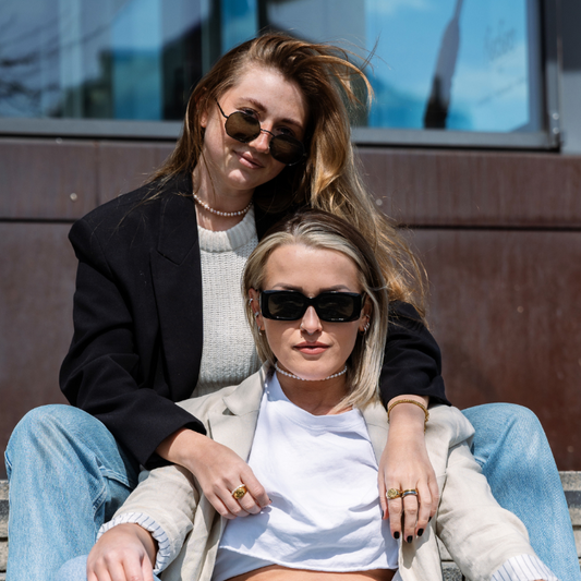 zwei Models eng nebeneinander mit Gold-, Silber- und Perlenschmuck