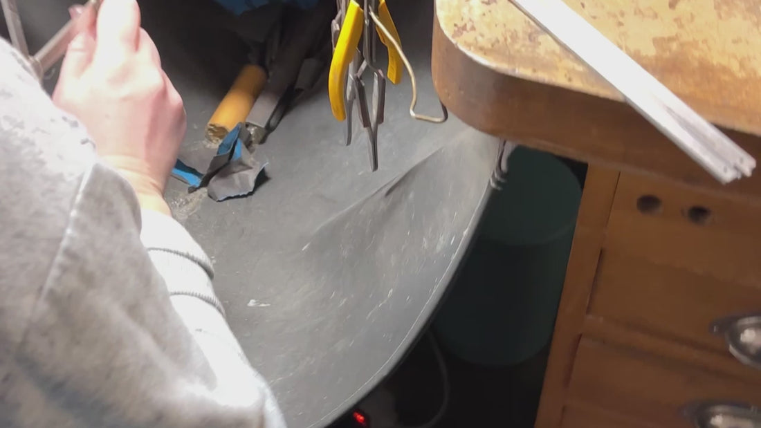 Video der Goldschmiedin, die die wichtigsten Schritte des Schmiedens von Anfang bis Ende zeigt; am Ende präsentiert sie silberne Earcuffs mit verschiedenen Oberflächen, die sie gerade gefertigt hat.